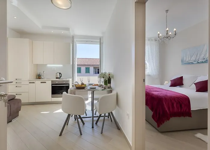 Central Boutique Apartments With Balconies, In Walking Distance To The Sea