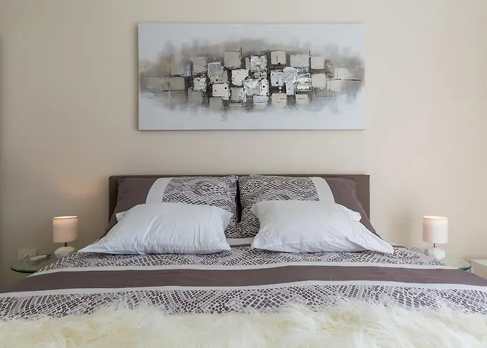 Central Boutique Apartments With Balconies, In Walking Distance To The Sea