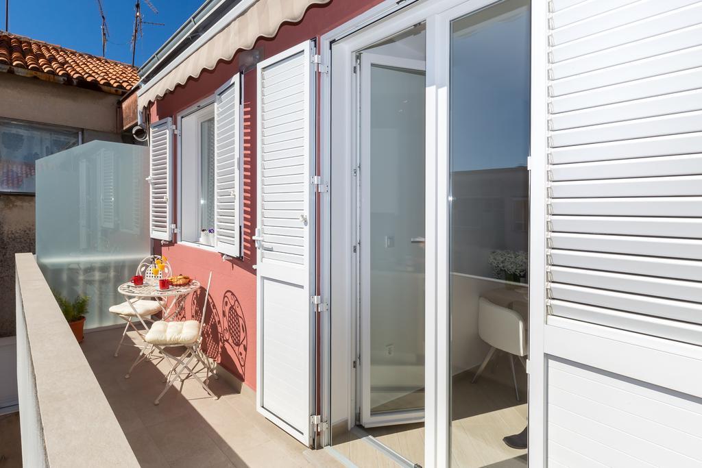 Boutique With Balconies, In Walking Distance To The Sea Apartman Zadar